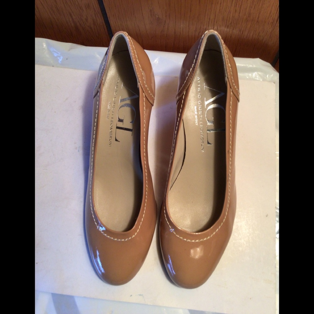 AGL beige patent leather pumps